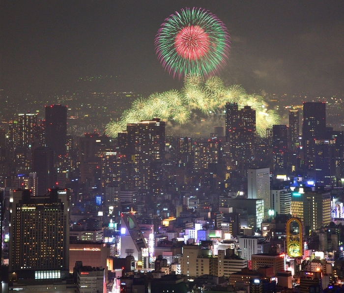 「ハルカス300(展望台)」から見る「なにわ淀川花火大会」(過去開催の様子)