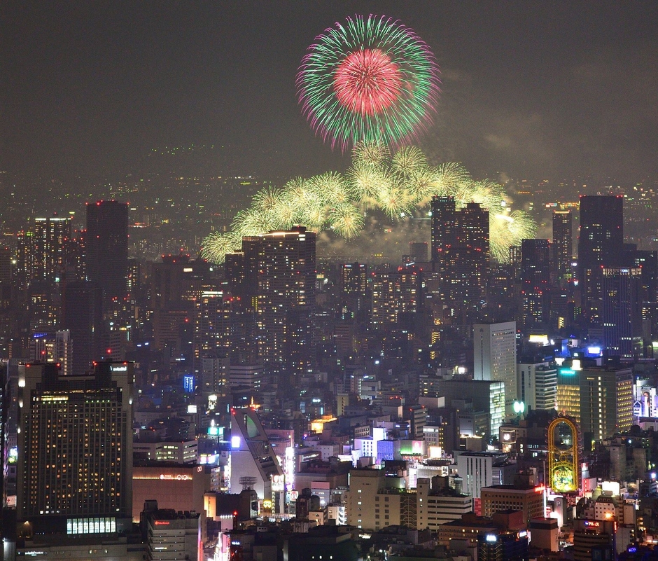 「ハルカス300(展望台)」から見る「なにわ淀川花火大会」(過去開催の様子)