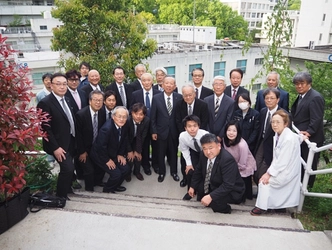 岡山理大同窓会　創立50周年を記念しシダレザクラ植樹／学園の末長い繁栄願う