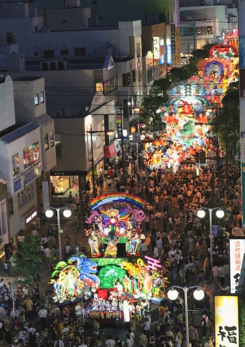 大通りに並ぶ山車と多くの見物客