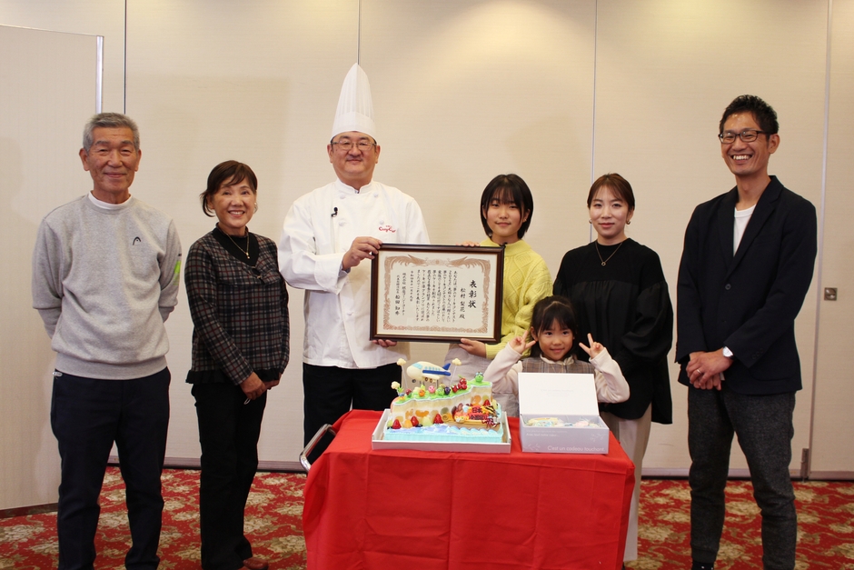 準グランプリ_松村 梨花さんとご家族と当社パティシエ