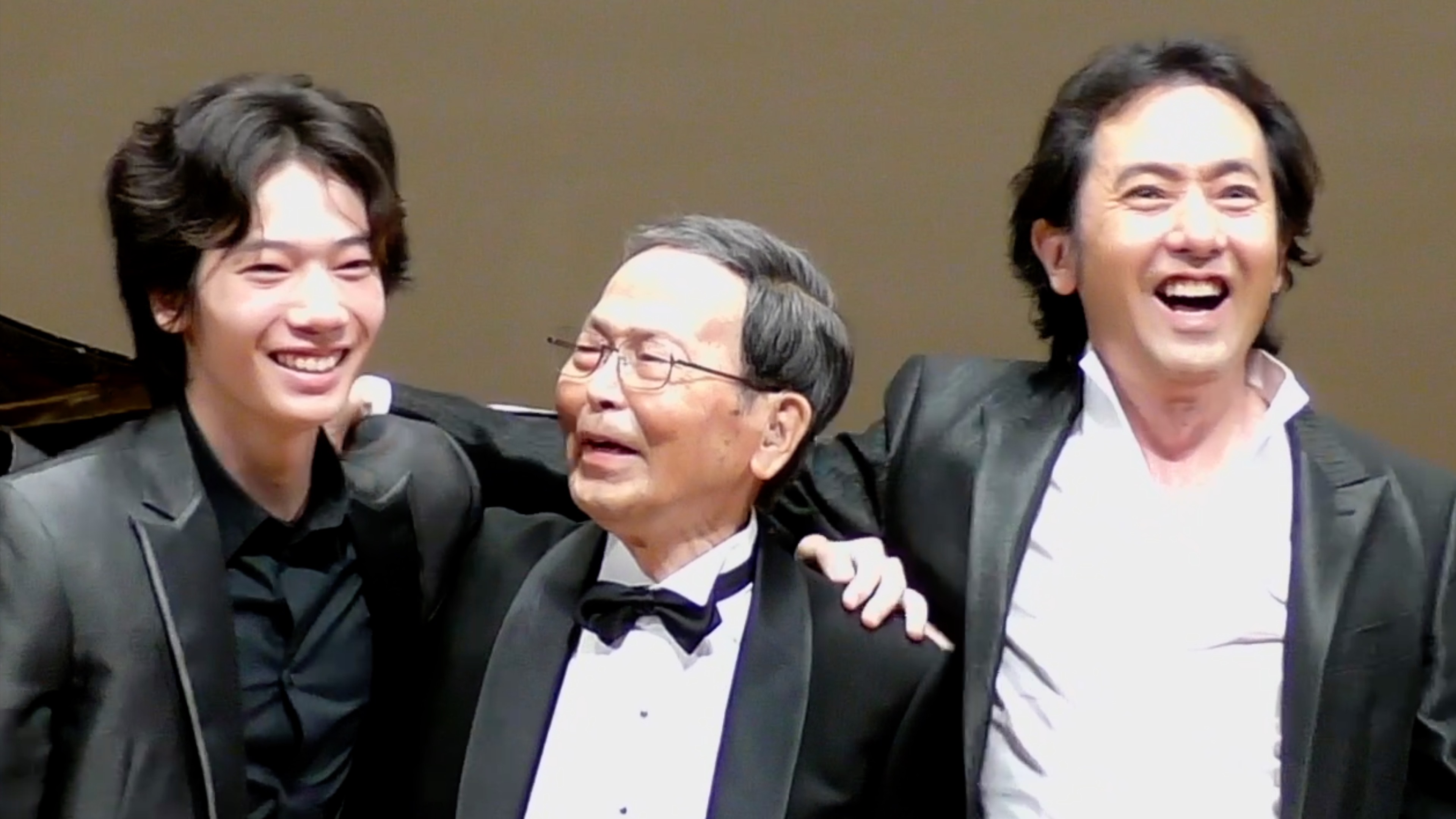 テノール歌手・秋川雅史の“親子三代テノール” による「千の風になって」が話題!