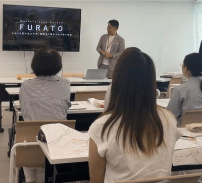 弊社野口による講義、学生の皆さんが話を聞く様子