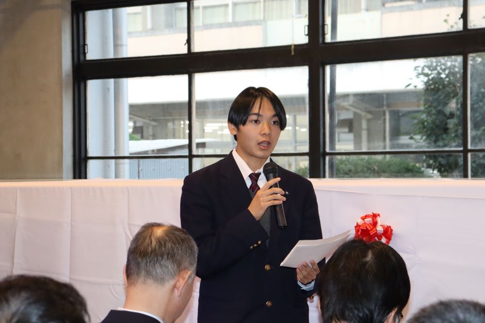 お礼の言葉を述べる横山・生徒会長
