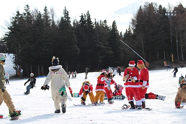 白銀のゲレンデに真っ赤なサンタやトナカイが大集合！「ふじてんのクリスマス」開催！富士山がゲレンデのスキー場【ふじてんスノーリゾート】