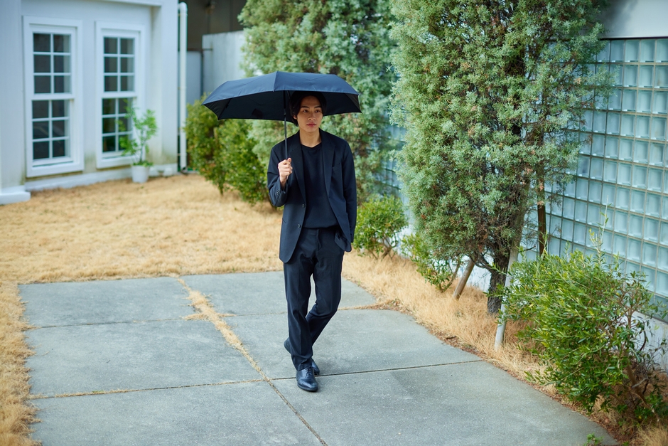 weer Lite 形状記憶 自動開閉雨傘 for men 使用イメージ(歩行シーン)