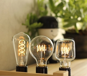 レトロ電球の原点がLEDで再現　 螺旋状に灯るエジソンバルブLEDが登場