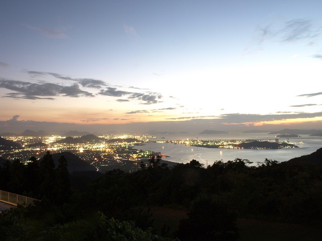 夕日の後には、幻想的な夜景が