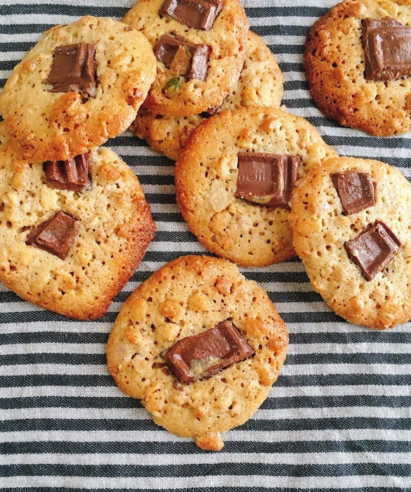 藤井が息子といっしょによく作った『割りチョコのドロップクッキー』。「板チョコを割ってのせるラフな感じが好きなんです。小さいかけらは2個のせても」。ちなみに写真のクッキーは、いまや大学生に成長した男子がほぼ作製