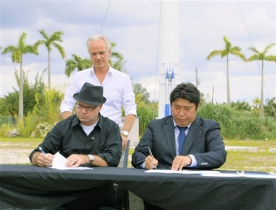 Chava Wind社(CEO Hagen Ruff 写真左)とLooop(代表取締役社長 CEO 中村 創一郎 写真右)の調印