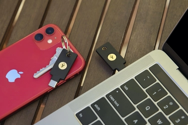 ペンティオ、USB-CでNFC対応のYubiKey 5C NFCを販売開始 　～ひとつのYubiKeyでmacOS・iPhoneから 「OneLogin」二要素認証を実現～