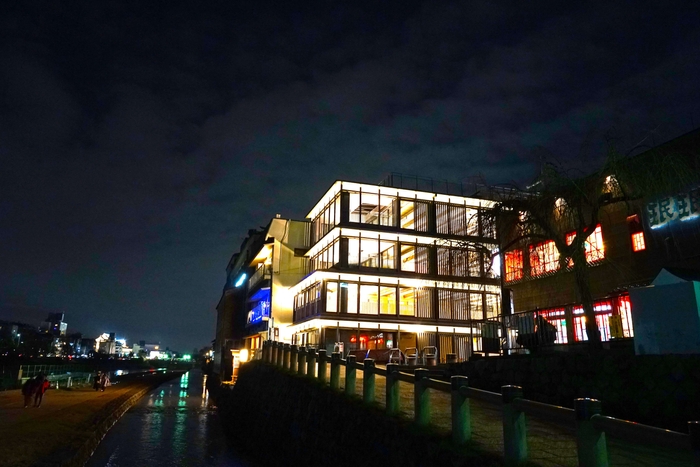 夜は落ち着いた大人空間