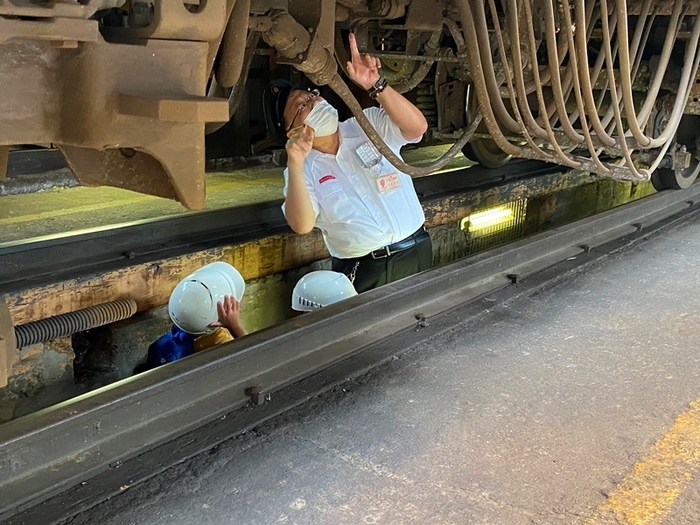 電車を下から覗きます!