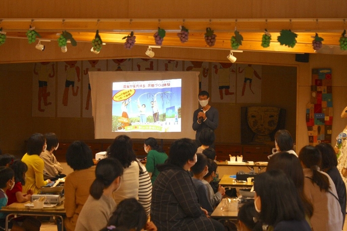 宮古島・サトウキビ紹介の様子