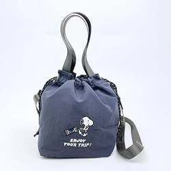 万能すぎる「スヌーピー」の巾着ショルダーバッグ。どんなシーンにも寄り添う優秀アイテム！