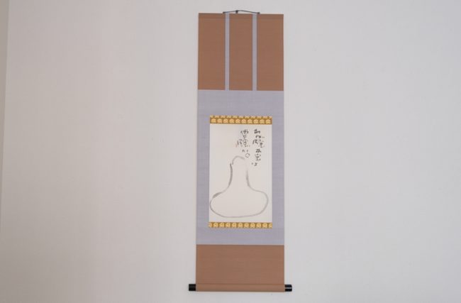 【上野マルイ35周年企画】まるで服？アニメ公式～ガチ作品まで25幅の掛け軸をハンガーラック展示