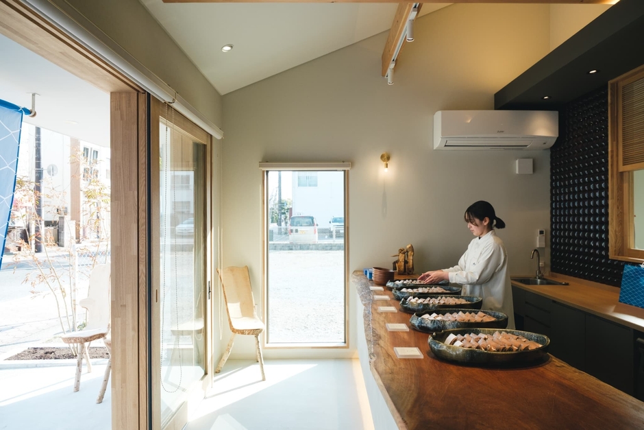 樹齢300年以上の1枚板の店頭ディスプレイ