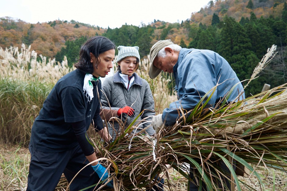 地域住民と一緒に茅を刈り、音楽や食、交流も楽しみながら、茅場を五感で体験する「カヤ・キャン美山」5