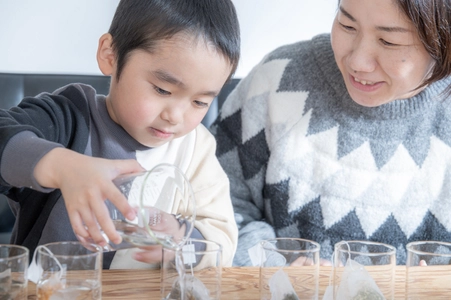 子どもがお茶を淹れる楽しさ、美味しさを育む“お茶育セット” 静岡県立大学監修・丸福製茶 「みんなでちゃちゃちゃ」1月10日発売