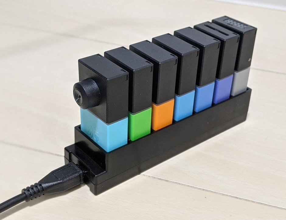 充電している様子　※MESHブロックは本商品に含まれません