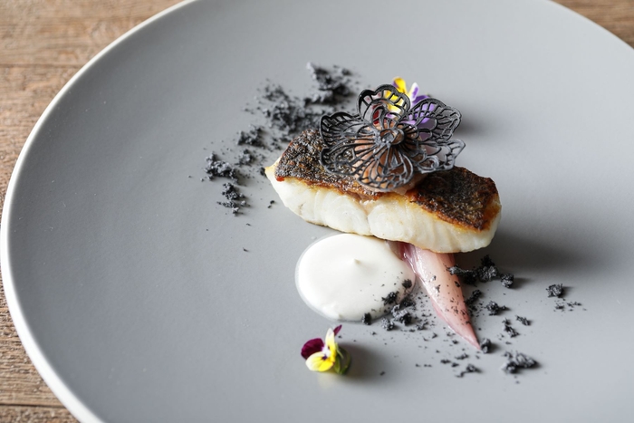 鱸のソテ　山椒とリュバーブのコンフィチュール　レッドアンディーブのマリネと竹炭のエッセンス