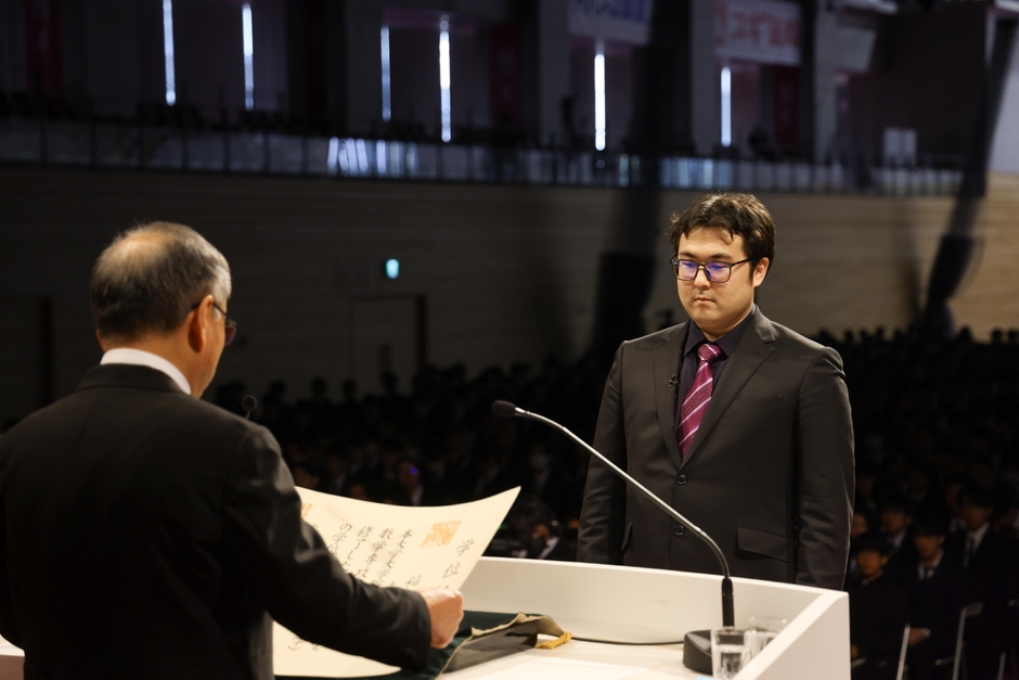 ２部の博士課程修了生代表の稲吉凌さん