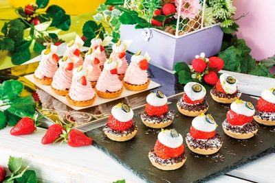 ストロベリーチーズとチョコレートのモンブラン(奥)/まるごとストロベリータルト(手前)