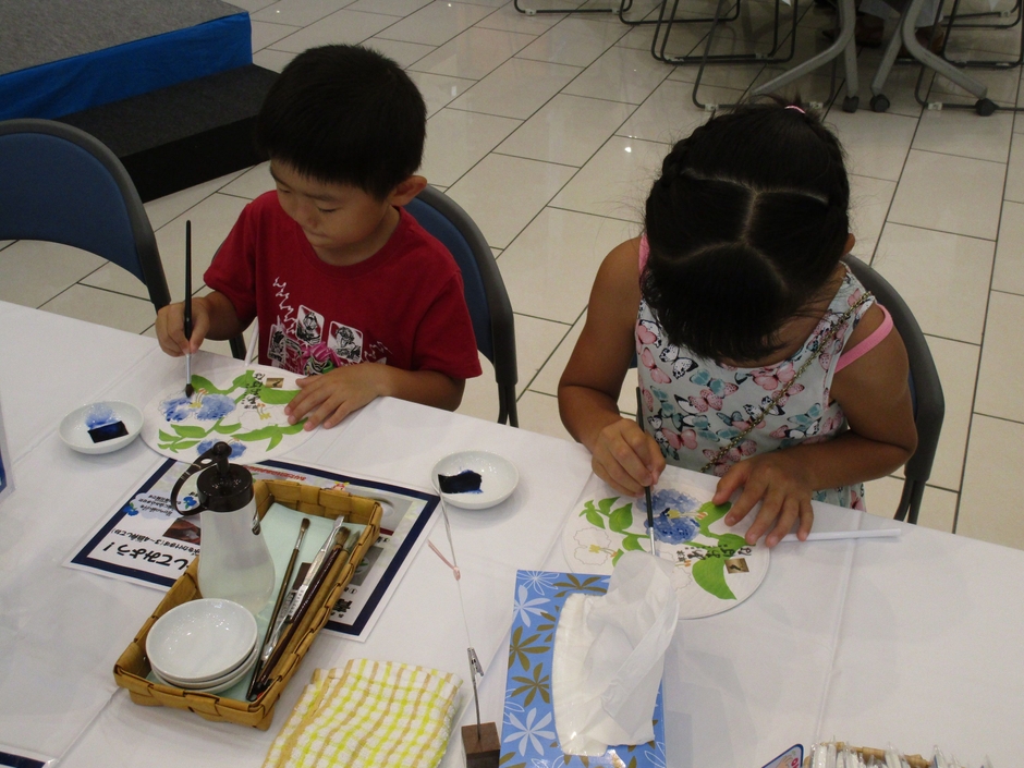 青花紙で塗り絵体験！オリジナルうちわをつくろう！(昨年の様子)