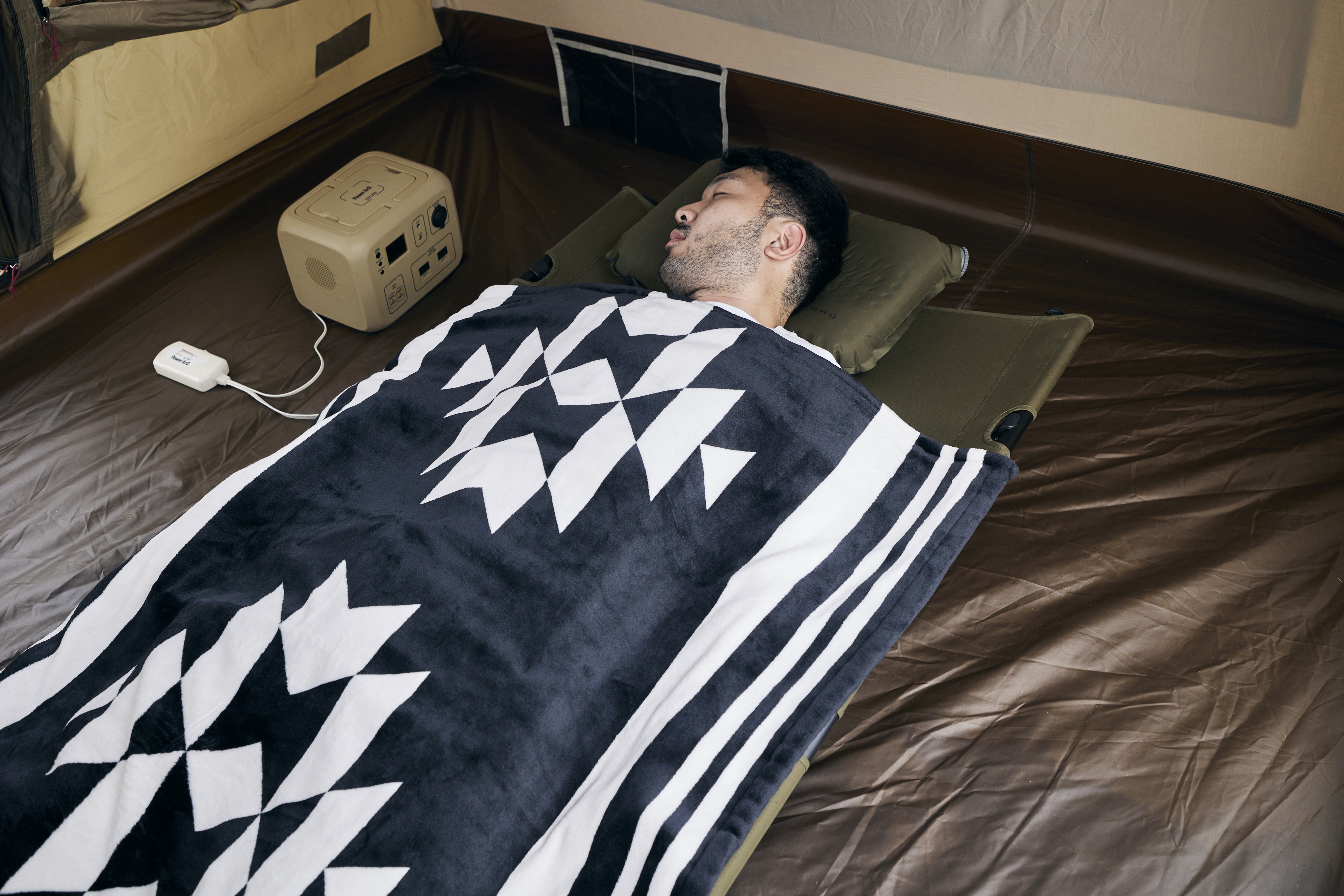 アウトドアでの使用を想定した電気毛布『PowerArQ Electric Blanket 