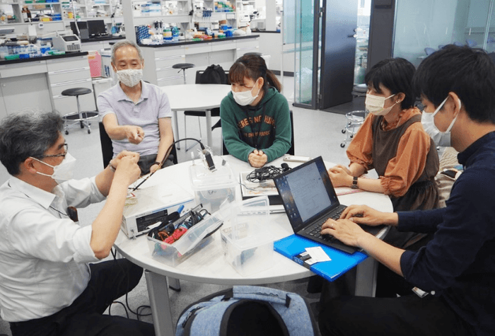 装置の調整をする赤木教授(左端)、江藤教授(左から2人目)ら