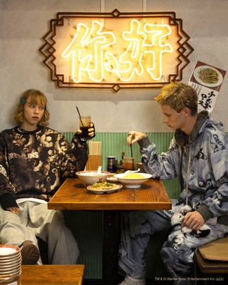 左)GIZMO SWEATS ¥19,800/右) SMOKEY GIZMO HOODIES ¥36,850、SMOKEY GIZMO BOTTOMS ¥36,850(全て税込)