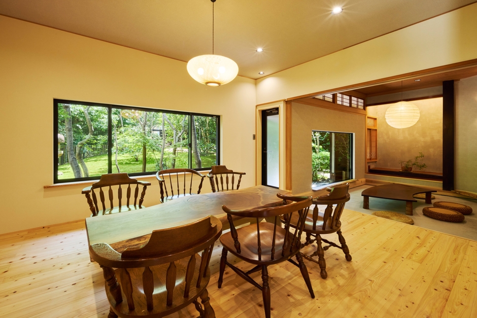 重厚な時を刻むアンティークインテリア