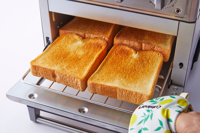 食パン4枚が一度に焼ける広々庫内でさまざまな料理を楽しめます