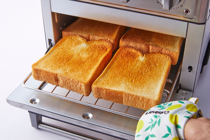 食パン4枚が一度に焼ける広々庫内でさまざまな料理を楽しめます