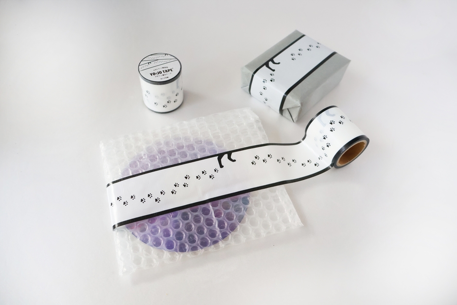 シンプルデザイン「ねこの足跡」。ぷちぷちに貼ったテープは剝がしたあと再利用できます。