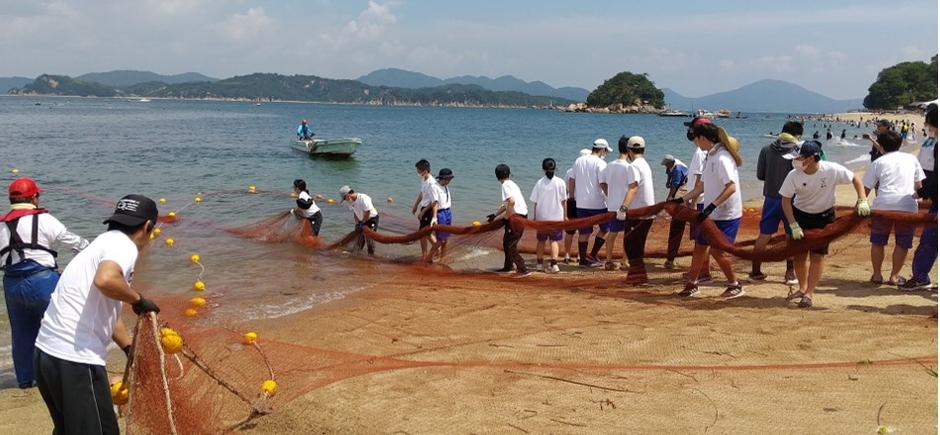 令和4年(2022年)に科学部員が白石島海水浴場で地引網を実施したときの様子