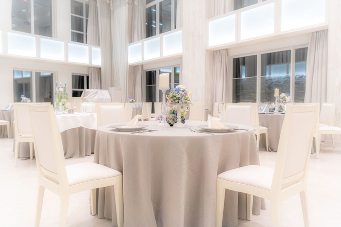 天空から差し込む光に包まれた白亜の空間