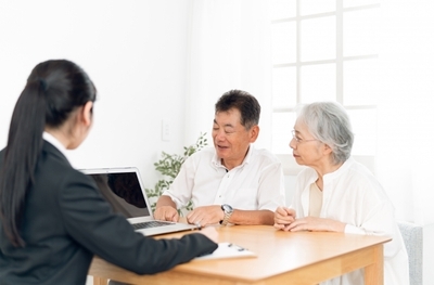 プランナー　会員様との相談の様子