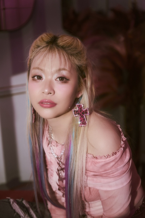 🄫双葉社『人間合格 エルフ荒川1stフォトエッセイ』(撮影/橋本憲和)