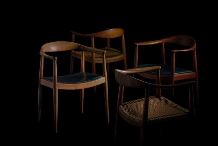 ハンス・ウェグナー《ザ・チェア》 写真手前より時計回りに: JH-501 オールドタイプ/ JH-503 プロトタイプ/JH-501/JH-503 1949 織田コレクション Photo by Kentauros Yasunaga