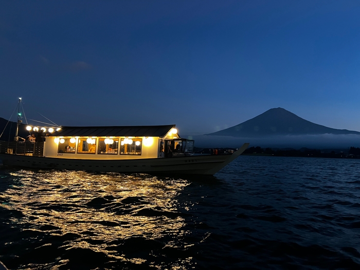 日没寸前の河口湖に浮かぶHAMANASHI HOUSEBOAT