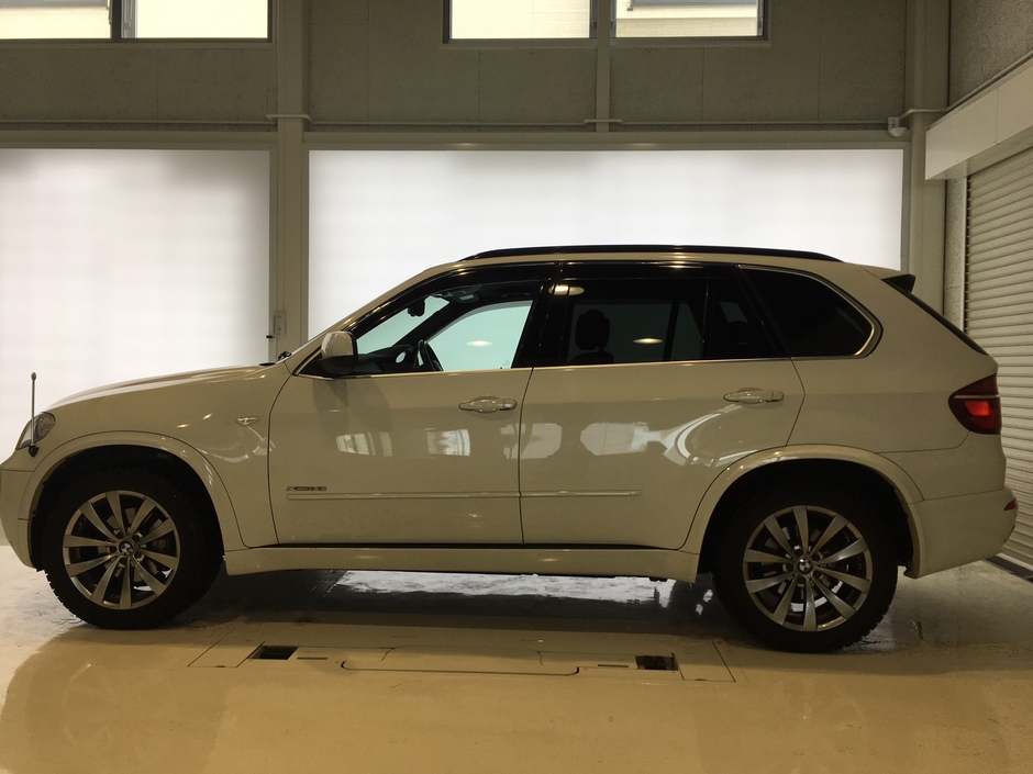 白に統一されたお洒落な工場