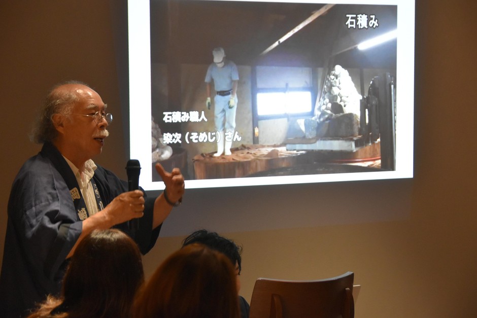 石積みの動画を見せながら説明する浅井社長