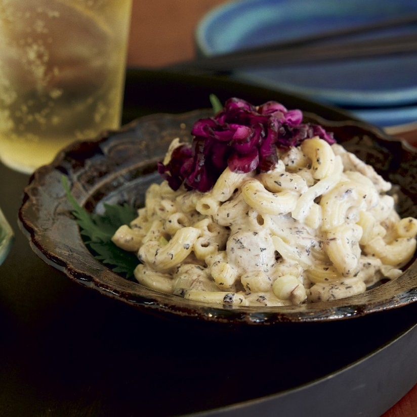 「しそロニサラダ」ゆかりとしば漬けの酸味と塩けでアクセントを加えた和テイストのサラダ