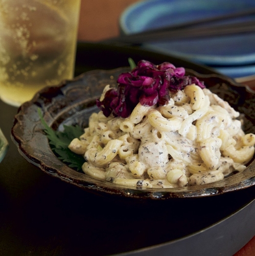 「しそロニサラダ」ゆかりとしば漬けの酸味と塩けでアクセントを加えた和テイストのサラダ