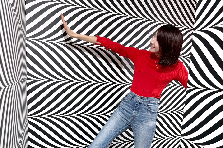 不思議な白黒空間「大海原」