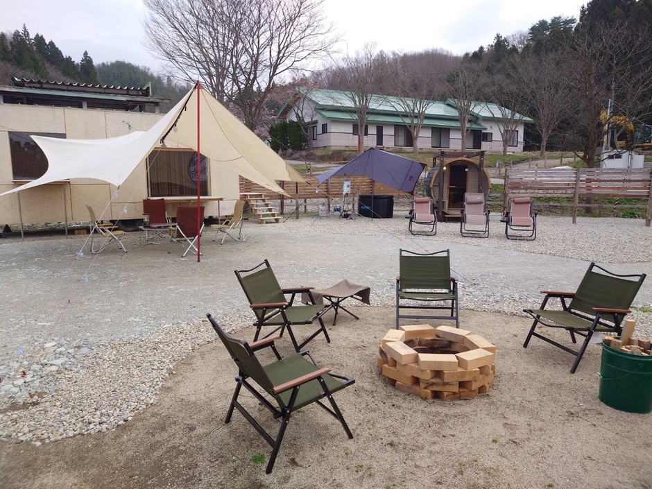 たき火やバーベキューを楽しめるプライベートスペースもあるグランピングサイト