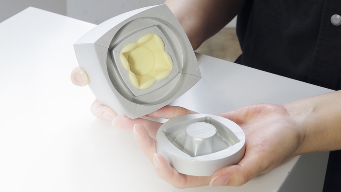 何度も失敗して試行錯誤を繰り返し鋳込みに成功。