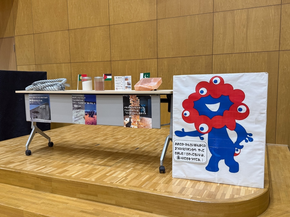 大阪信愛学院小学校での展示の様子