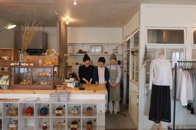 暮らしとおやつ ひらひら　左から石元るりこさん、柳田明子さん、小田原章子さん